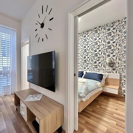 One Step Apartman - City Center With Self Check-In โซมบ็อตเฮย์ ภายนอก รูปภาพ