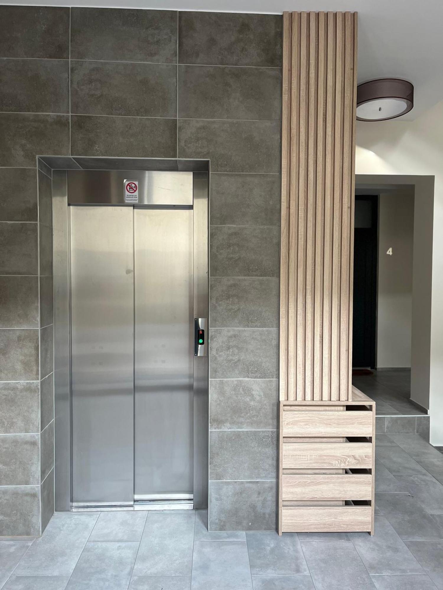 One Step Apartman - City Center With Self Check-In โซมบ็อตเฮย์ ภายนอก รูปภาพ