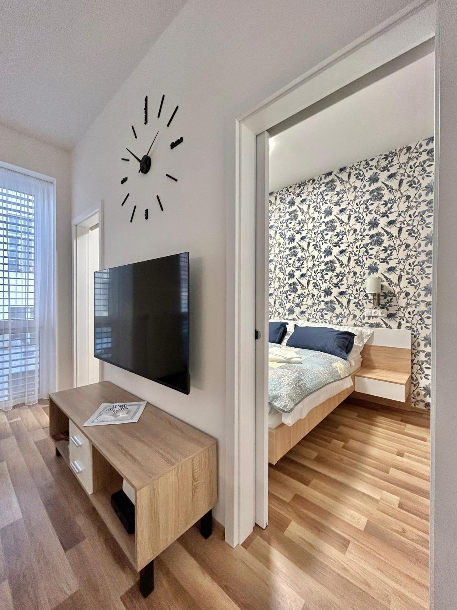 One Step Apartman - City Center With Self Check-In โซมบ็อตเฮย์ ภายนอก รูปภาพ