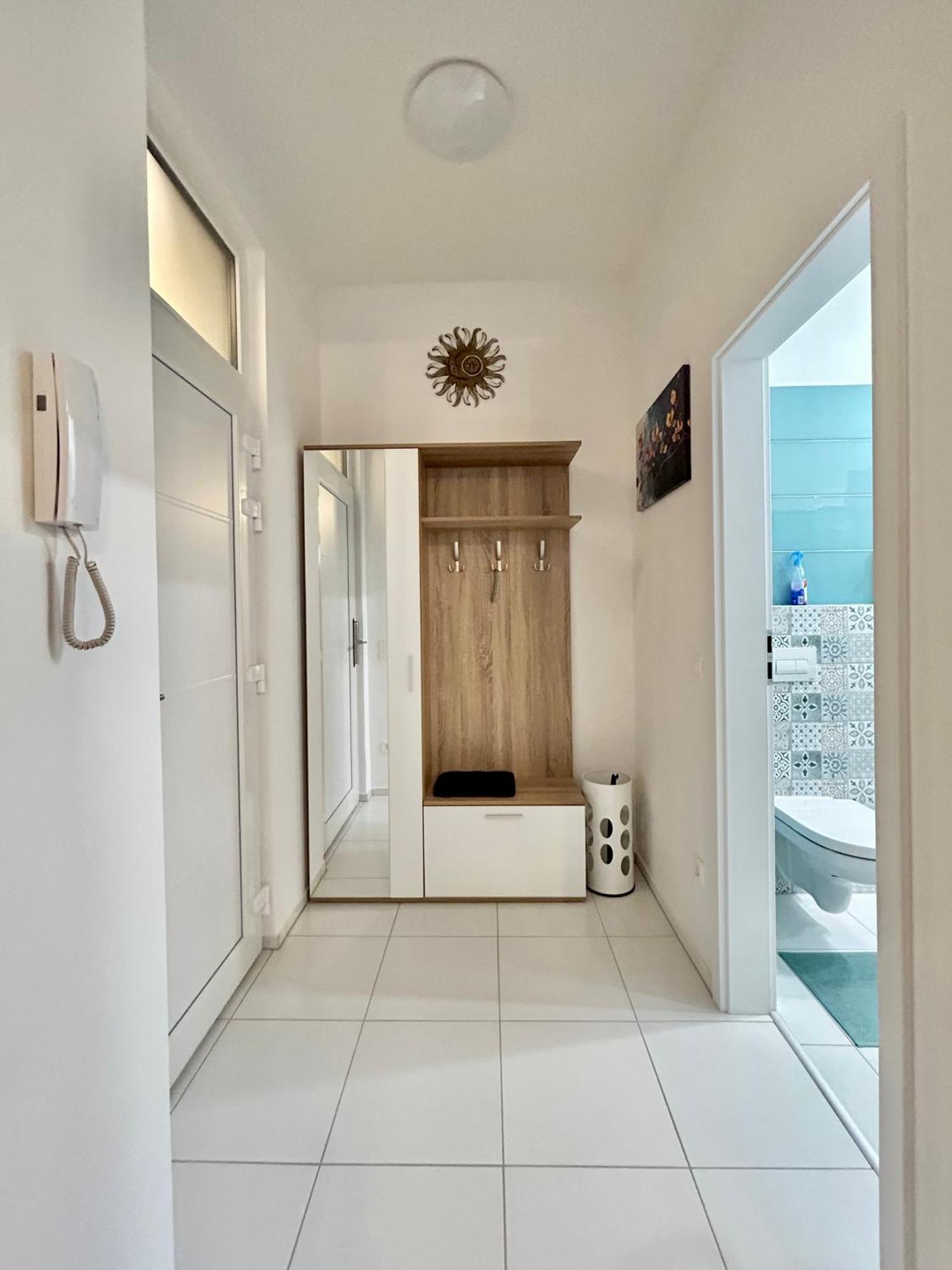 One Step Apartman - City Center With Self Check-In โซมบ็อตเฮย์ ภายนอก รูปภาพ